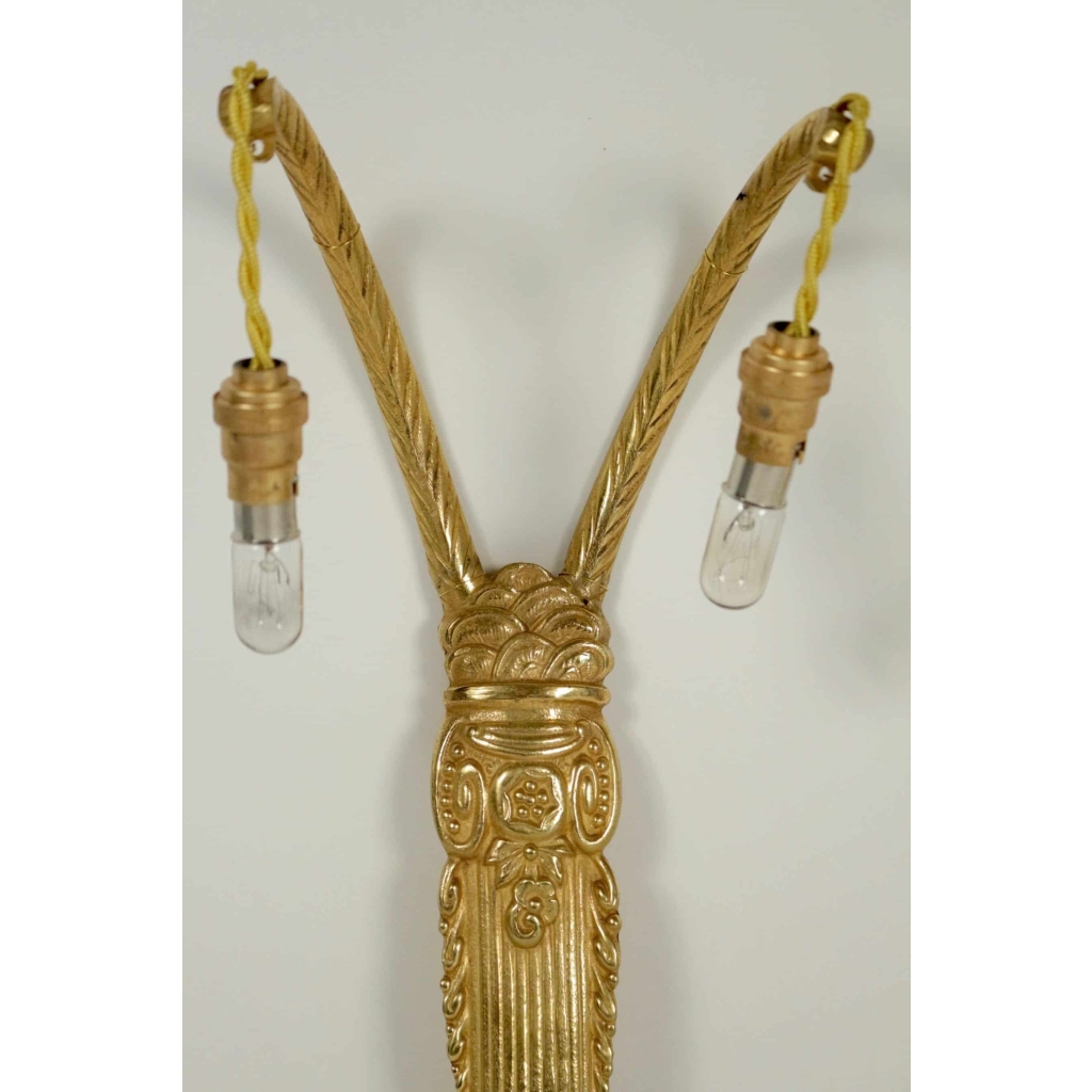 Paire d’appliques des années 1930, d’époque Art Déco, 2 lumières, en bronze doré. | Biron Paire d'appliques des années 1930, d'époque Art Déco, 2 lumières, en bronze doré.
