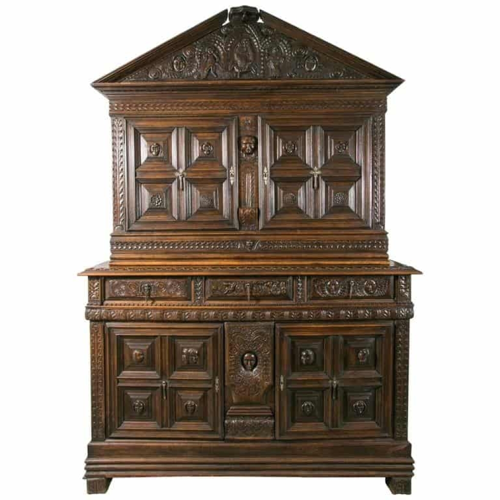 Important meuble du 17ème siècle, provenance supposée d’Italie du nord, grande décoration, en noyer sculpté sur toutes les faces. | Biron ||||||||