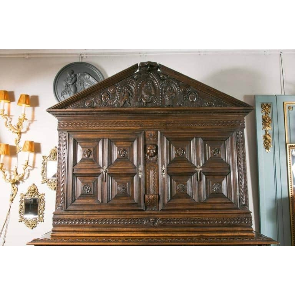 Important meuble du 17ème siècle, provenance supposée d’Italie du nord, grande décoration, en noyer sculpté sur toutes les faces. | Biron Important meuble du 17ème siècle, provenance supposée d'Italie du nord, grande décoration, en noyer sculpté sur toutes les faces.