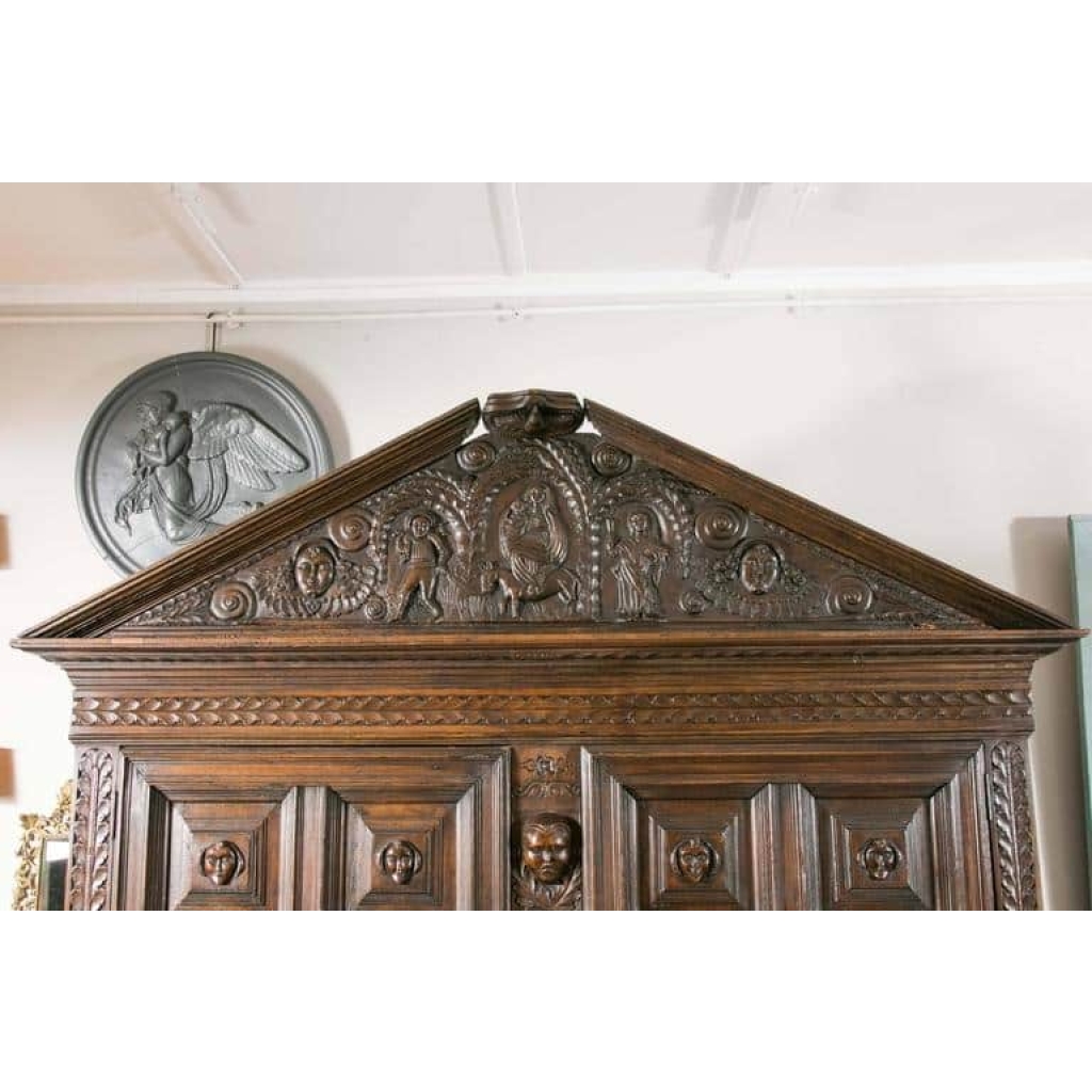 Important meuble du 17ème siècle, provenance supposée d’Italie du nord, grande décoration, en noyer sculpté sur toutes les faces. | Biron Important meuble du 17ème siècle, provenance supposée d'Italie du nord, grande décoration, en noyer sculpté sur toutes les faces.