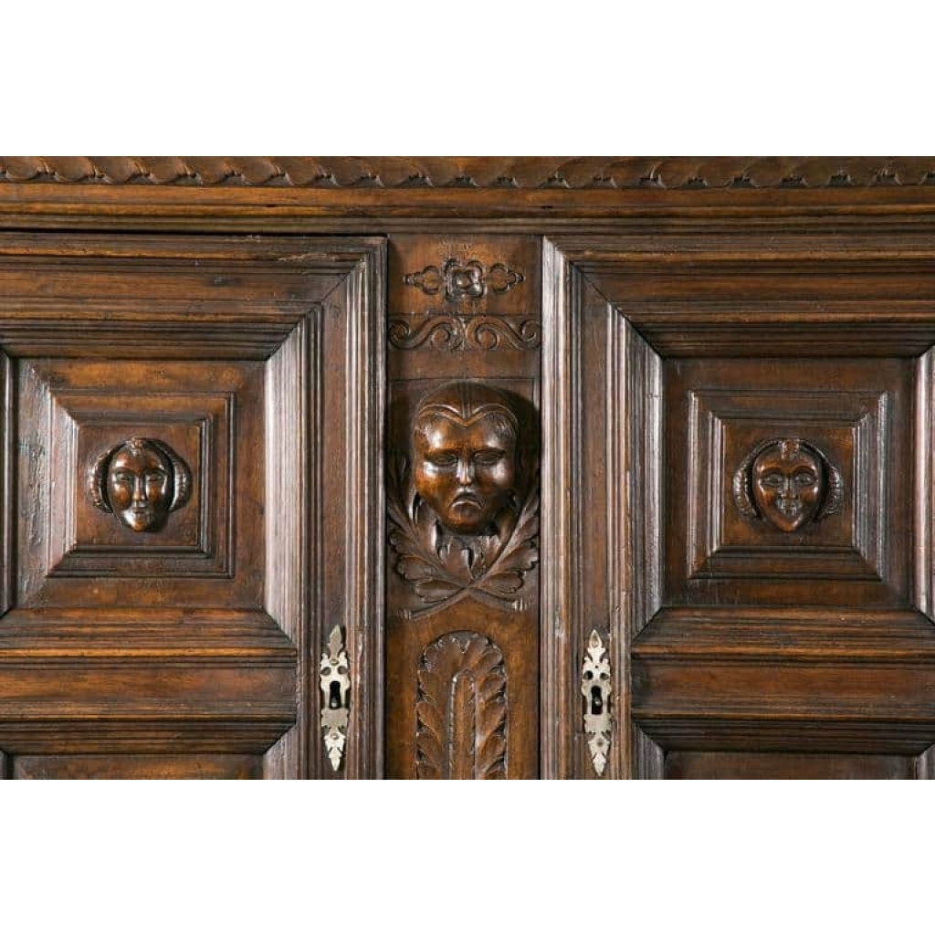 Important meuble du 17ème siècle, provenance supposée d’Italie du nord, grande décoration, en noyer sculpté sur toutes les faces. | Biron Important meuble du 17ème siècle, provenance supposée d'Italie du nord, grande décoration, en noyer sculpté sur toutes les faces.