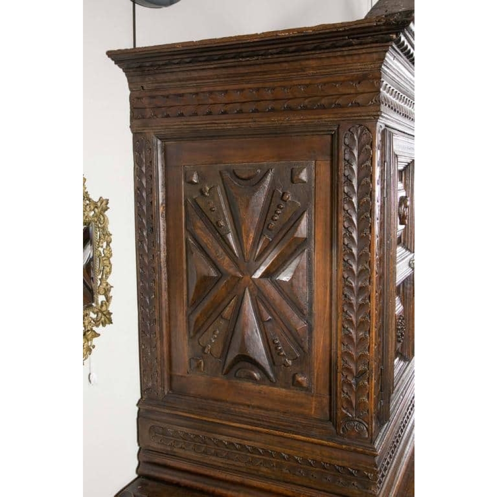 Important meuble du 17ème siècle, provenance supposée d’Italie du nord, grande décoration, en noyer sculpté sur toutes les faces. | Biron Important meuble du 17ème siècle, provenance supposée d'Italie du nord, grande décoration, en noyer sculpté sur toutes les faces.