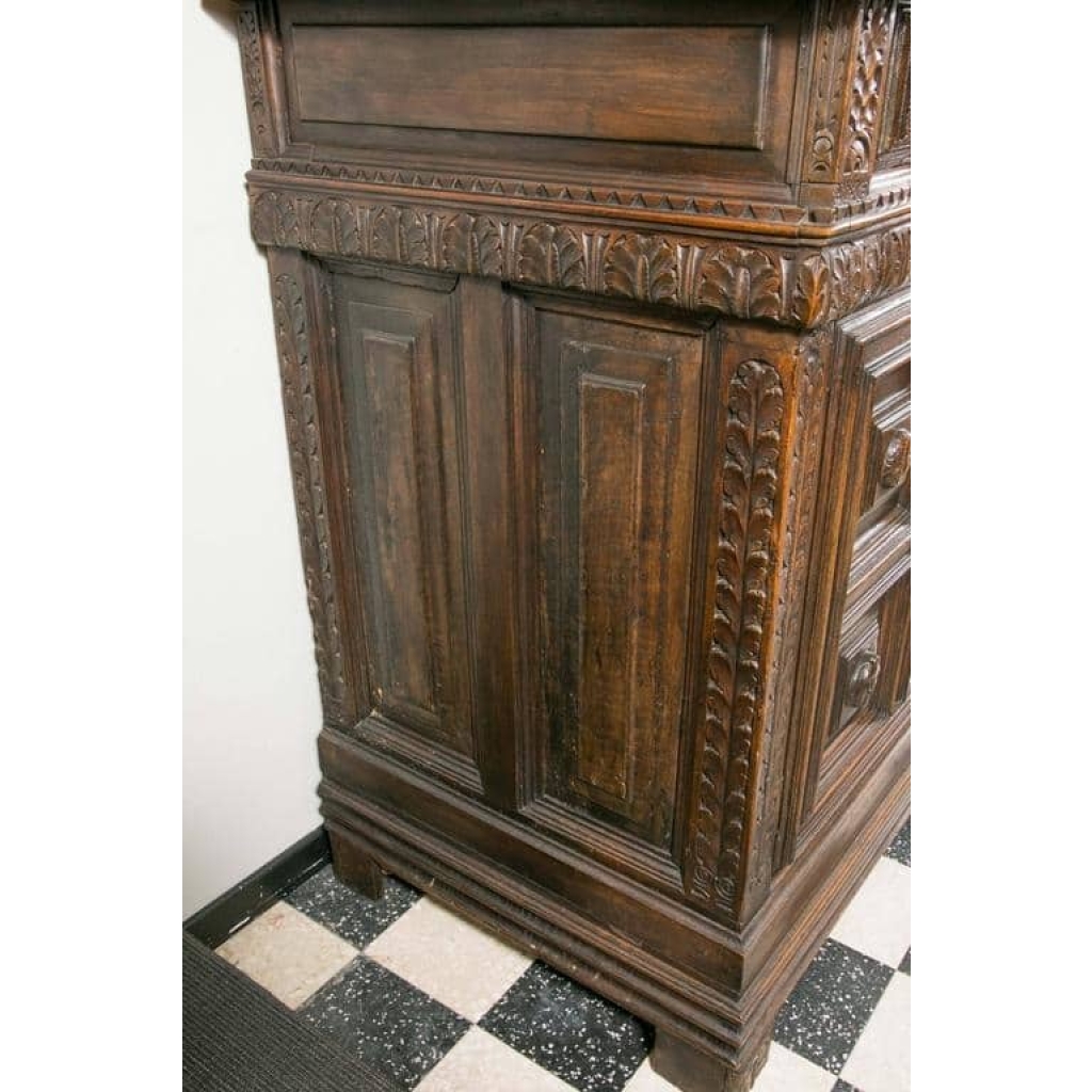 Important meuble du 17ème siècle, provenance supposée d’Italie du nord, grande décoration, en noyer sculpté sur toutes les faces. | Biron Important meuble du 17ème siècle, provenance supposée d'Italie du nord, grande décoration, en noyer sculpté sur toutes les faces.
