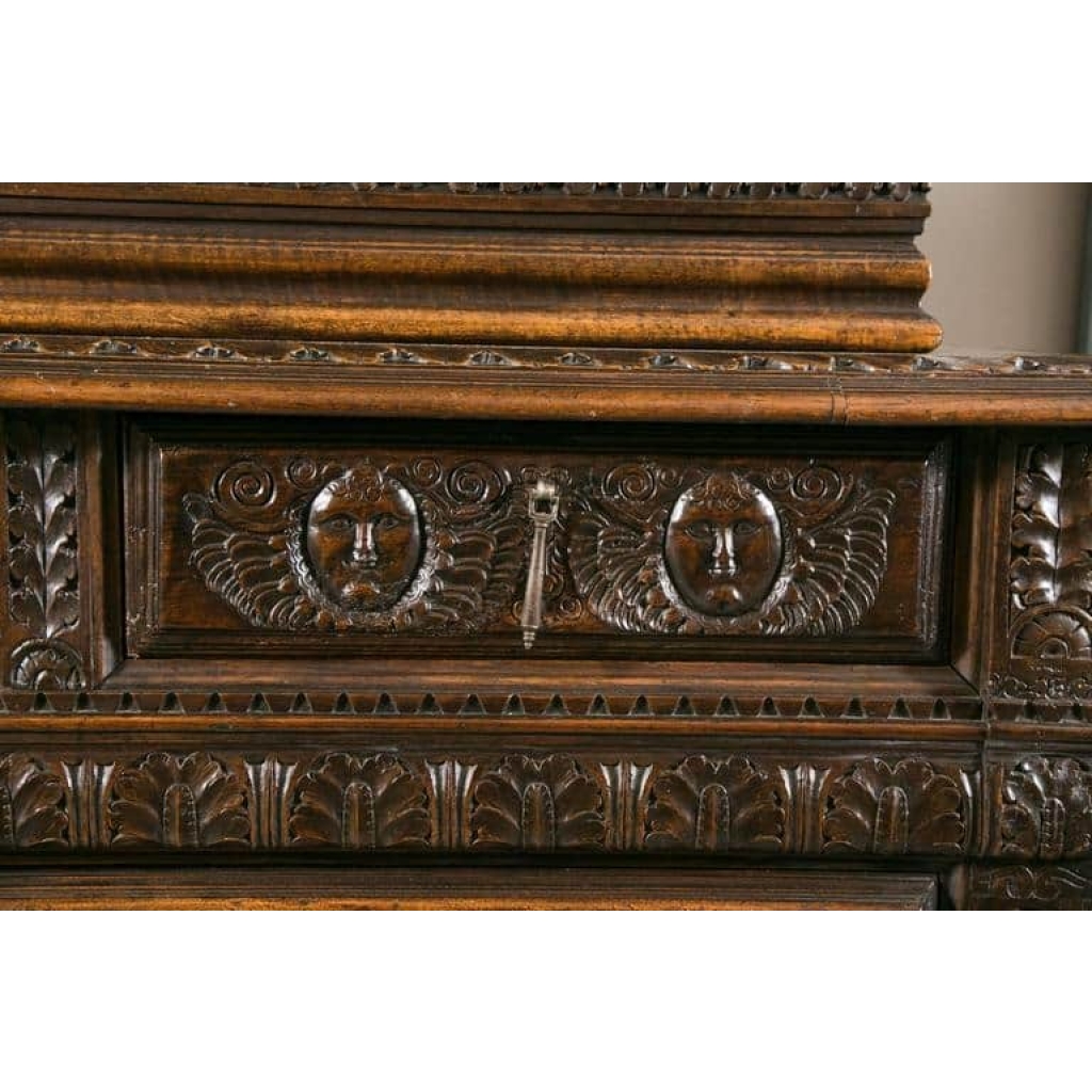 Important meuble du 17ème siècle, provenance supposée d’Italie du nord, grande décoration, en noyer sculpté sur toutes les faces. | Biron Important meuble du 17ème siècle, provenance supposée d'Italie du nord, grande décoration, en noyer sculpté sur toutes les faces.