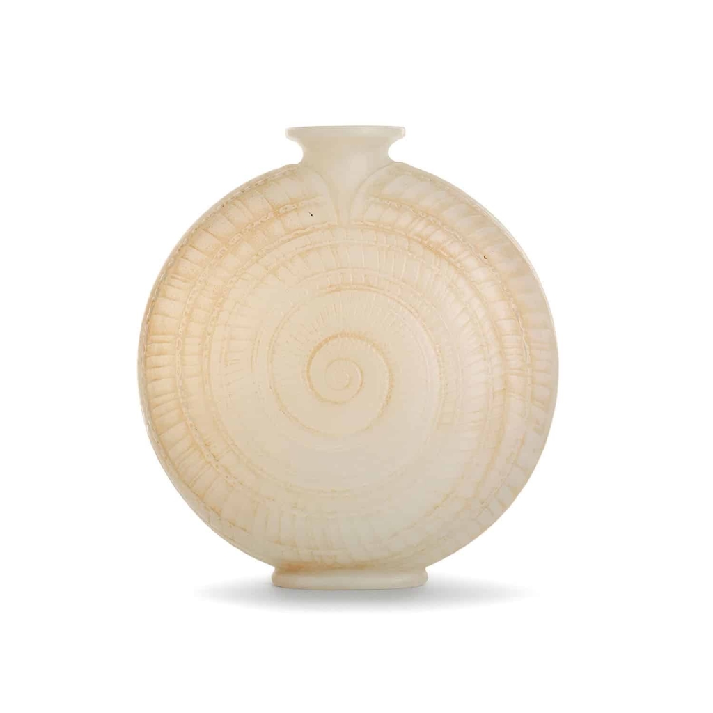 RENÉ LALIQUE (1860-1945) Vase “Escargot“ en verre opalescent | Biron ||||