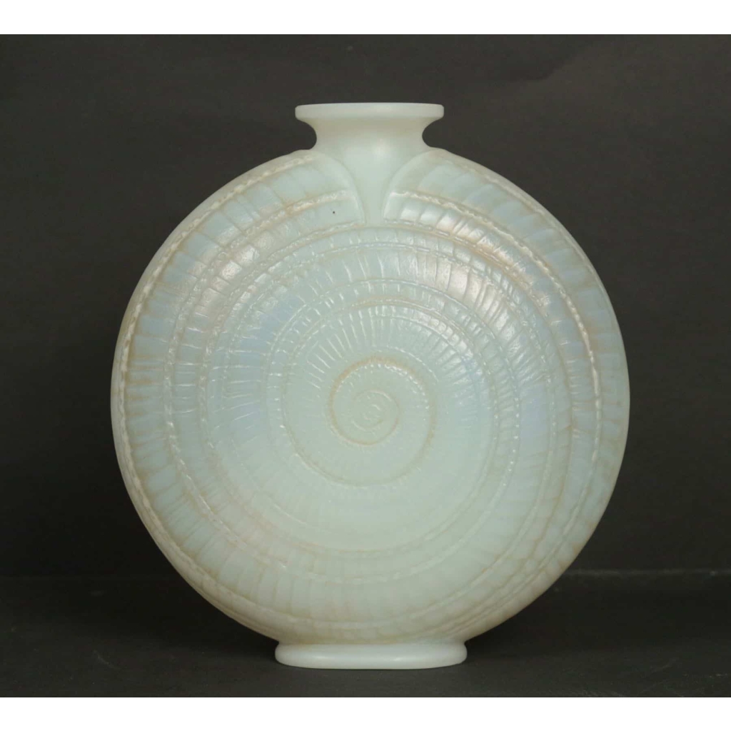 RENÉ LALIQUE (1860-1945) Vase “Escargot“ en verre opalescent | Biron RENÉ LALIQUE (1860-1945) Vase “Escargot“ en verre opalescent