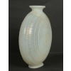 RENÉ LALIQUE (1860-1945) Vase “Escargot“ en verre opalescent | Biron RENÉ LALIQUE (1860-1945) Vase “Escargot“ en verre opalescent