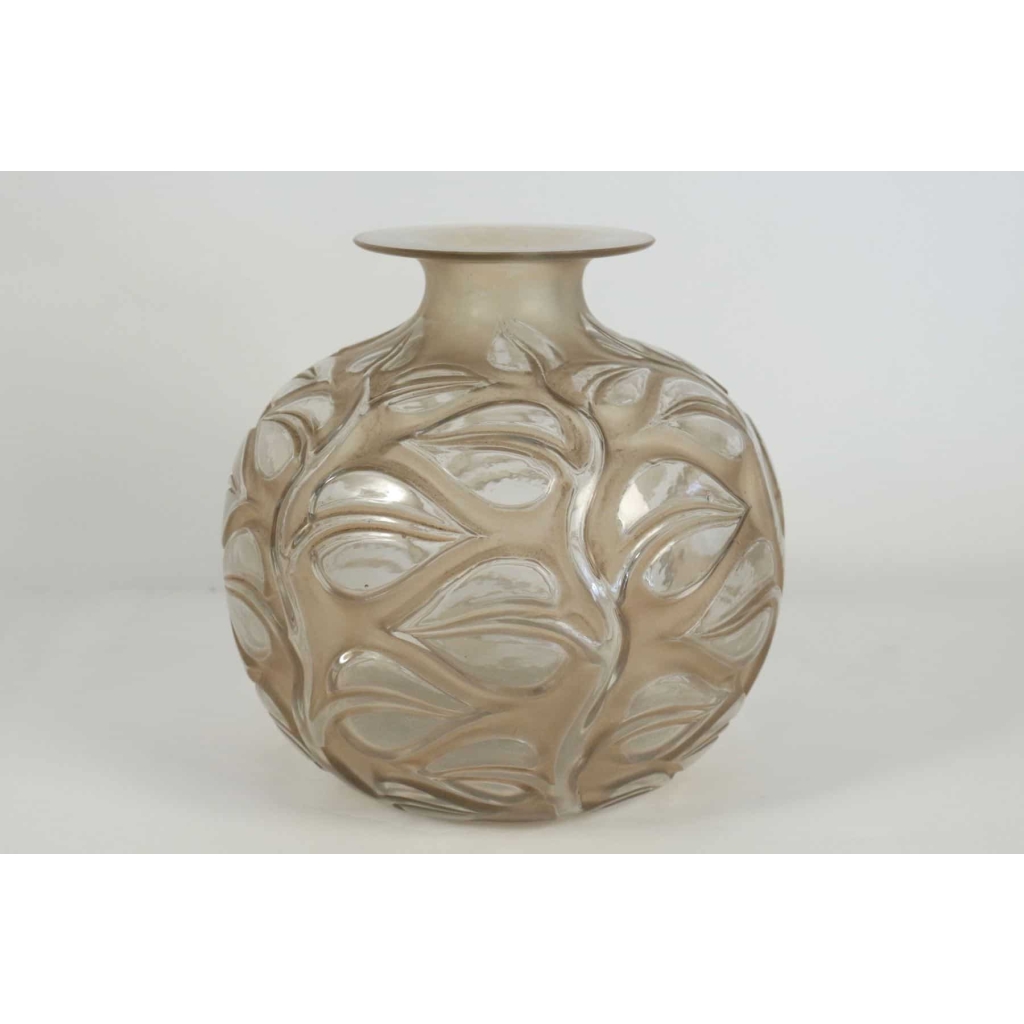 RENE LALIQUE (1860-1945) vase Sophora blanc patiné sienne | Biron ||||
