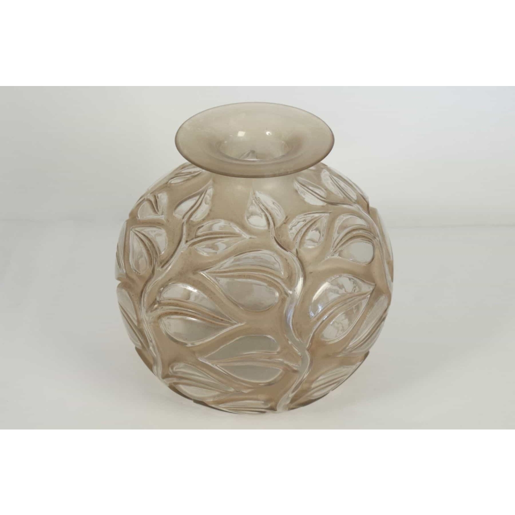 RENE LALIQUE (1860-1945) vase Sophora blanc patiné sienne | Biron RENE LALIQUE (1860-1945) vase Sophora blanc patiné sienne