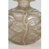 RENE LALIQUE (1860-1945) vase Sophora blanc patiné sienne | Biron RENE LALIQUE (1860-1945) vase Sophora blanc patiné sienne