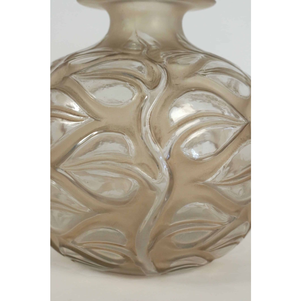 RENE LALIQUE (1860-1945) vase Sophora blanc patiné sienne | Biron RENE LALIQUE (1860-1945) vase Sophora blanc patiné sienne