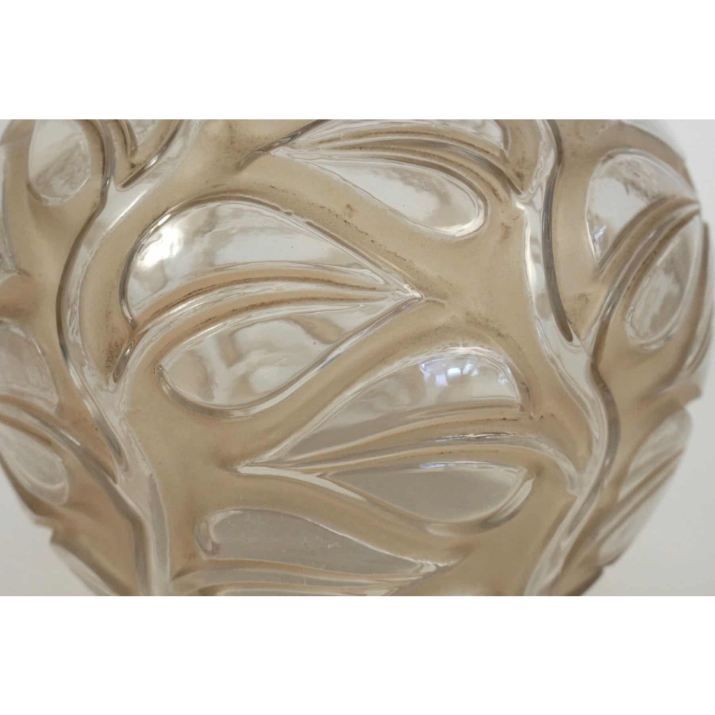 RENE LALIQUE (1860-1945) vase Sophora blanc patiné sienne | Biron RENE LALIQUE (1860-1945) vase Sophora blanc patiné sienne