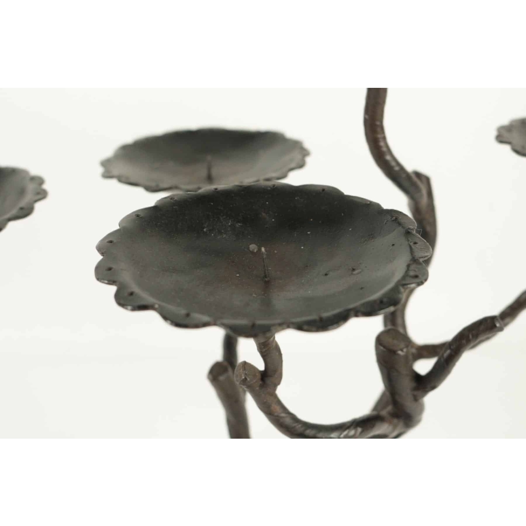 Paire de candélabres en métal peint du XXème siècle pour les bougies simulant des branchages d’arbres. | Biron Paire de candélabres en métal peint du XXème siècle pour les bougies simulant des branchages d'arbres.