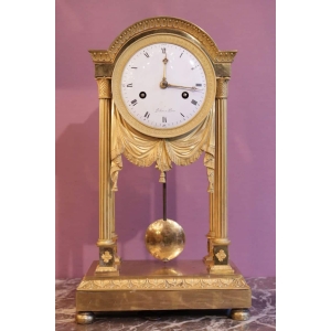 Pendule portique en bronze doré, le cadran émaillé blanc signé Pichon | Biron |||||