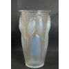 RENE LALIQUE (1860-1945) Vase « Ceylan » dit aussi « Huit Perruches » opalescent | Biron ||||