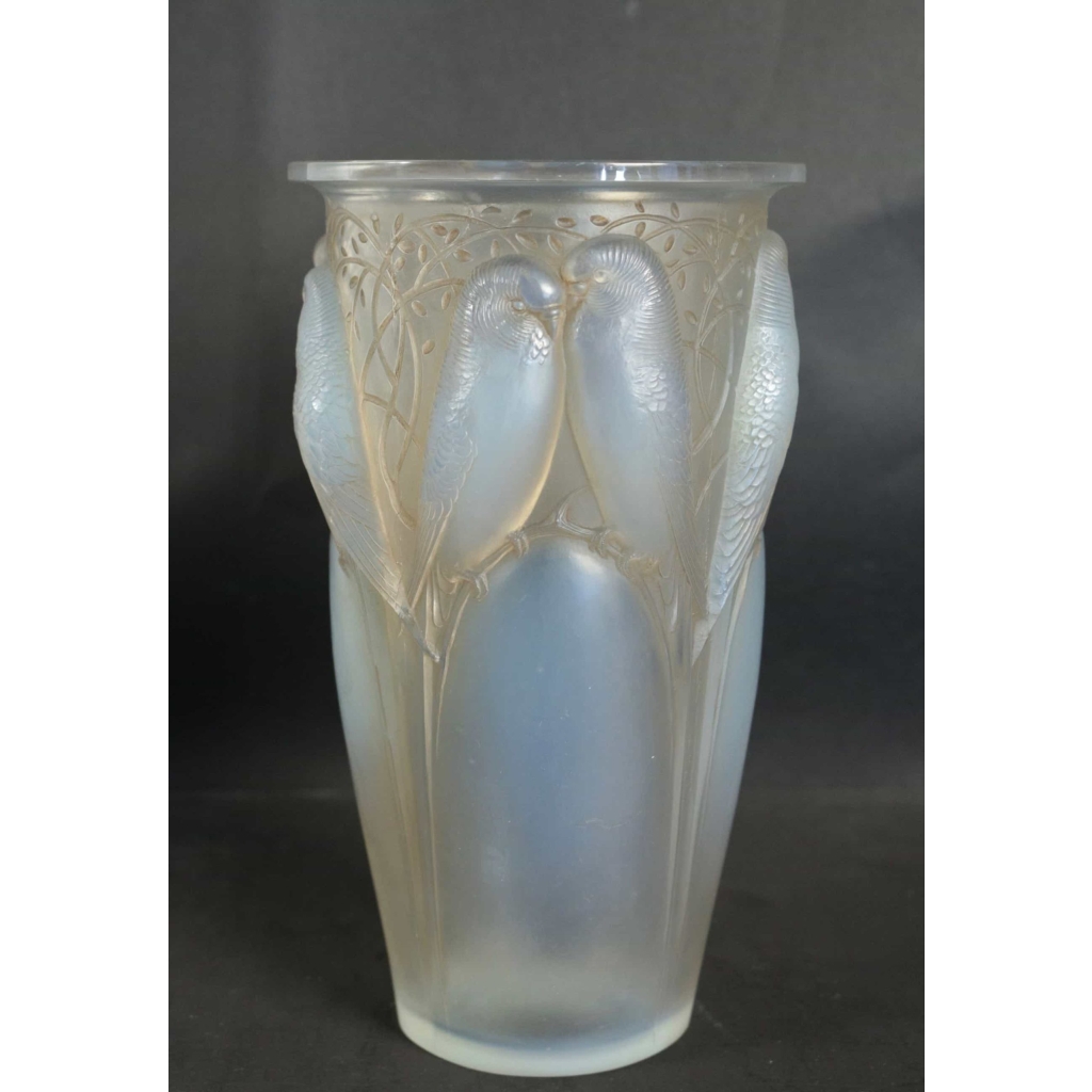 RENE LALIQUE (1860-1945) Vase « Ceylan » dit aussi « Huit Perruches » opalescent | Biron ||||
