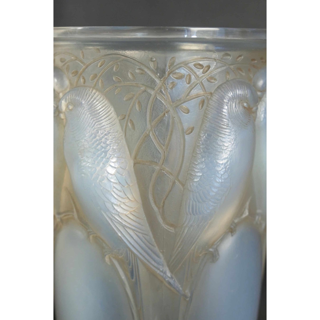 RENE LALIQUE (1860-1945) Vase « Ceylan » dit aussi « Huit Perruches » opalescent | Biron RENE LALIQUE (1860-1945) Vase "Ceylan" dit aussi "Huit Perruches" opalescent