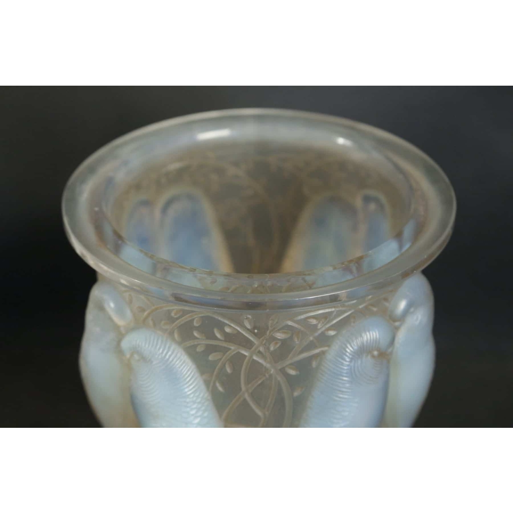 RENE LALIQUE (1860-1945) Vase « Ceylan » dit aussi « Huit Perruches » opalescent | Biron RENE LALIQUE (1860-1945) Vase "Ceylan" dit aussi "Huit Perruches" opalescent