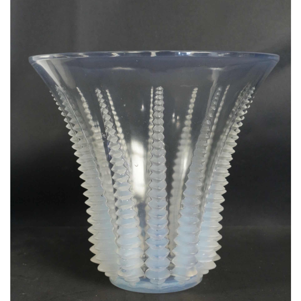 RENE LALIQUE (1860-1945) Vase « Font romeu » opalescent | Biron |||