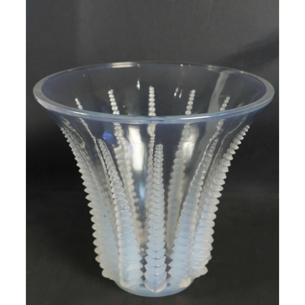 RENE LALIQUE (1860-1945) Vase « Font romeu » opalescent | Biron RENE LALIQUE (1860-1945) Vase "Font romeu" opalescent