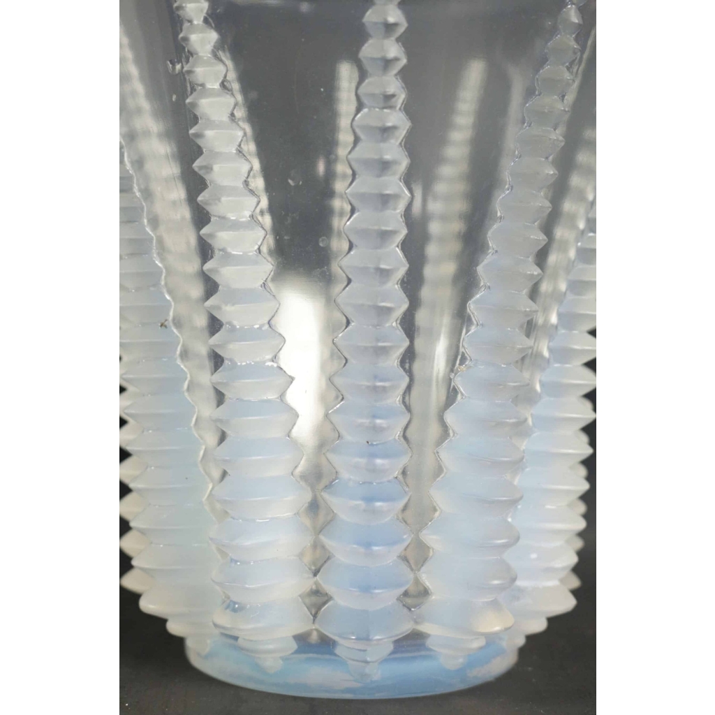 RENE LALIQUE (1860-1945) Vase « Font romeu » opalescent | Biron RENE LALIQUE (1860-1945) Vase "Font romeu" opalescent