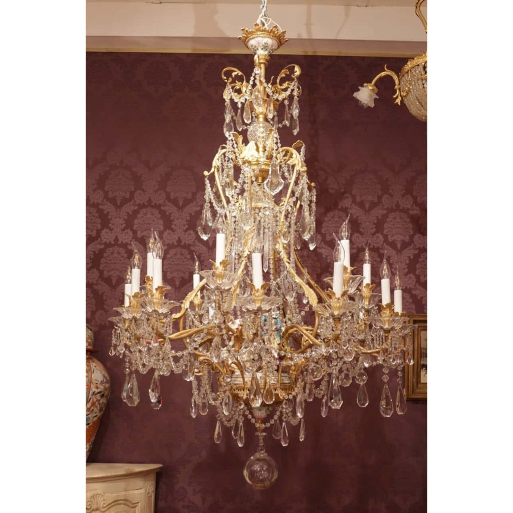 Baccarat – Grand lustre doré à dix huit bras de lumière | Biron |||||