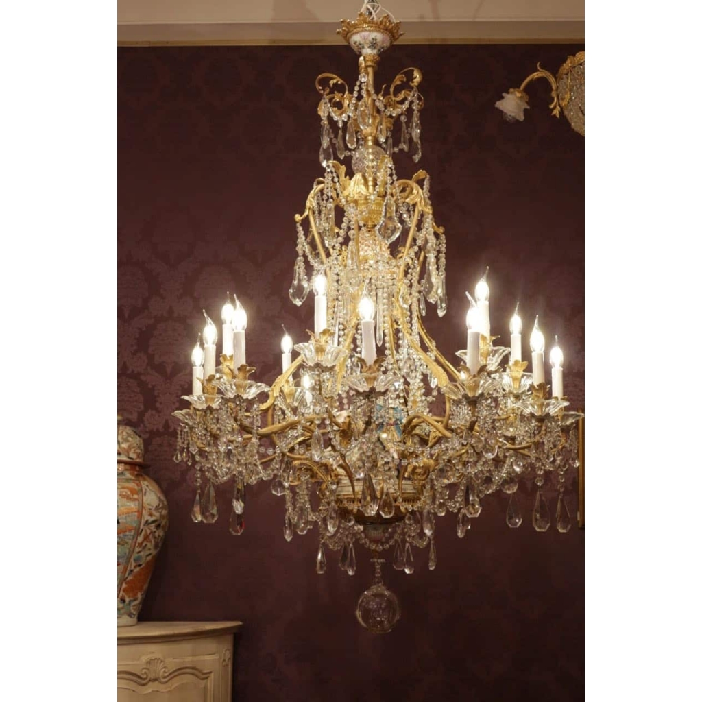 Baccarat – Grand lustre doré à dix huit bras de lumière | Biron Baccarat - Grand lustre doré à dix huit bras de lumière