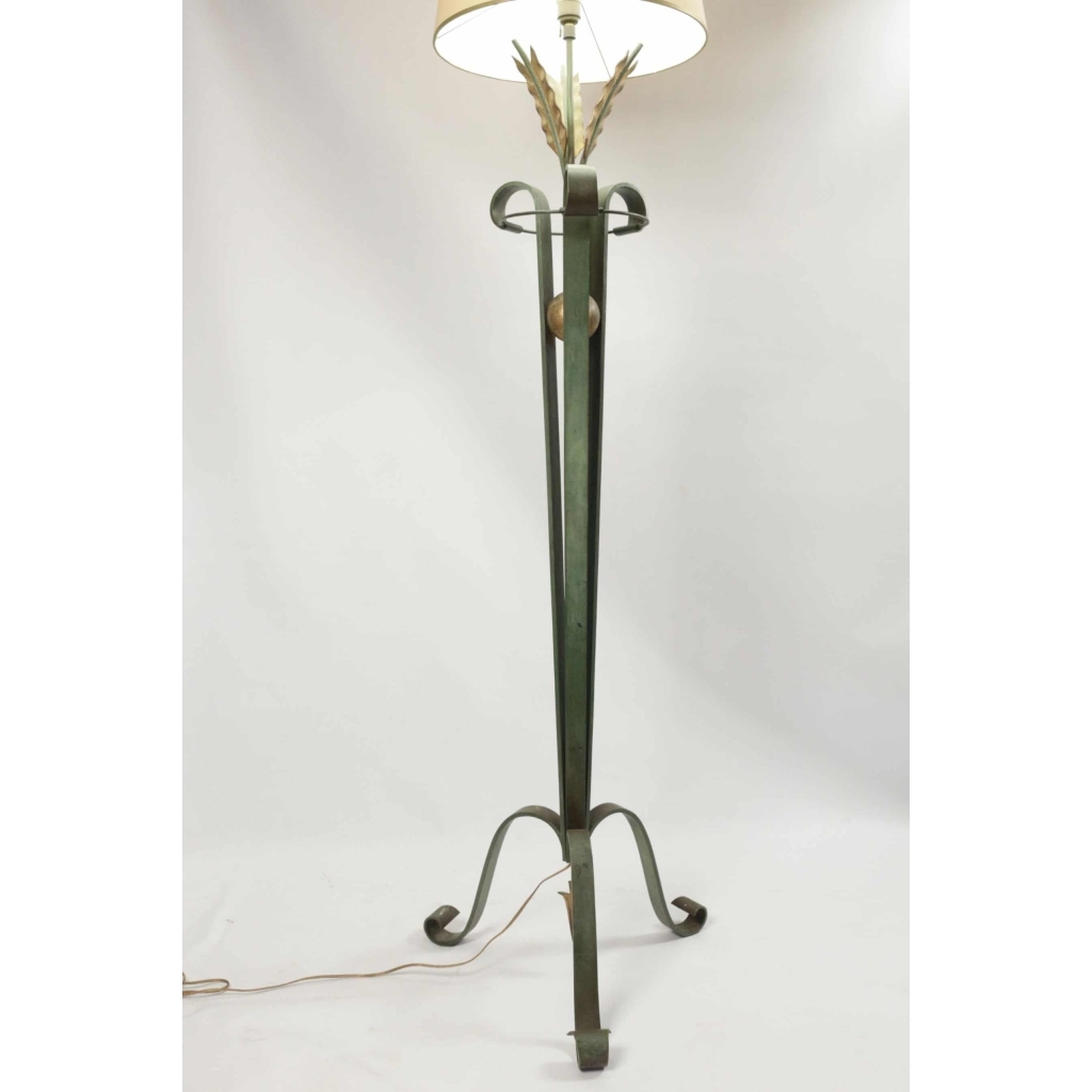 lampadaire en fer forgé des années 1940. | Biron lampadaire en fer forgé des années 1940.