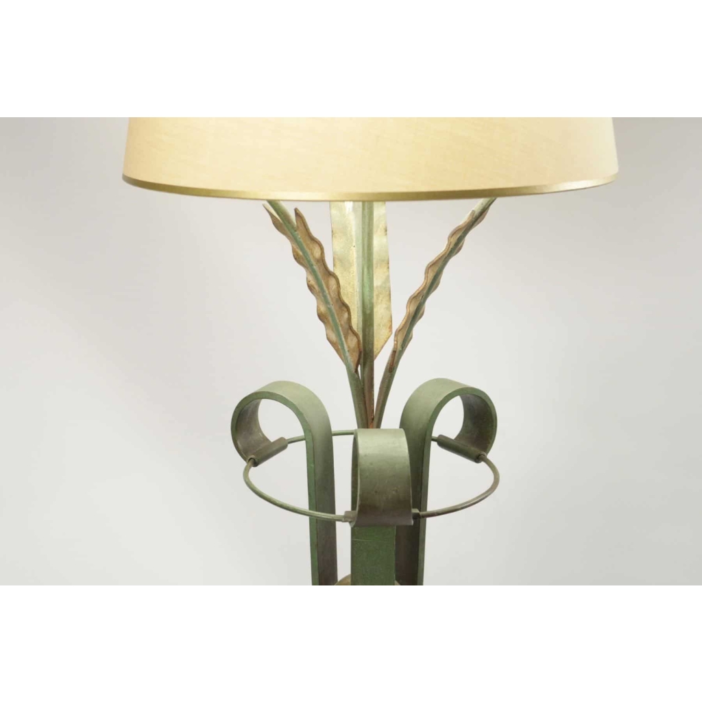 lampadaire en fer forgé des années 1940. | Biron lampadaire en fer forgé des années 1940.