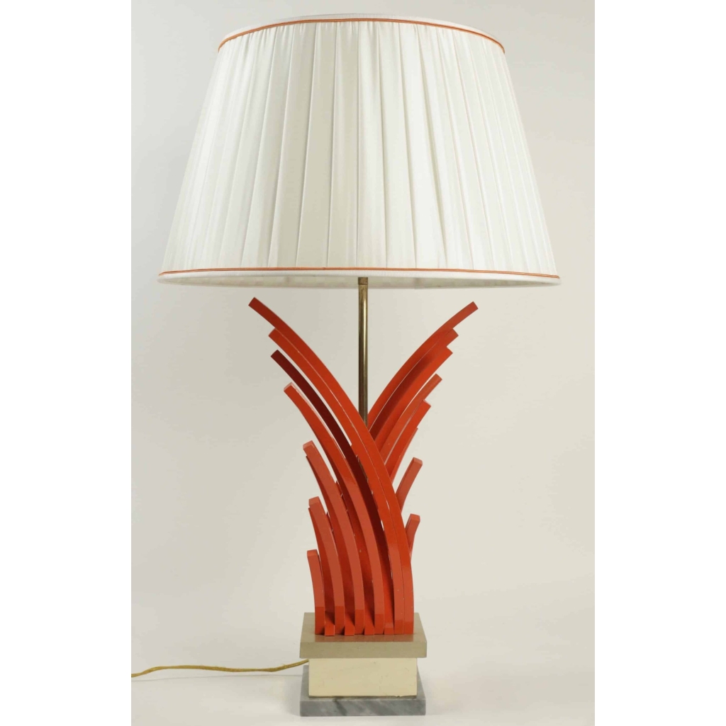 Très belle lampe en métal peint et doré, base en marbre, des années 1970. | Biron |||||||