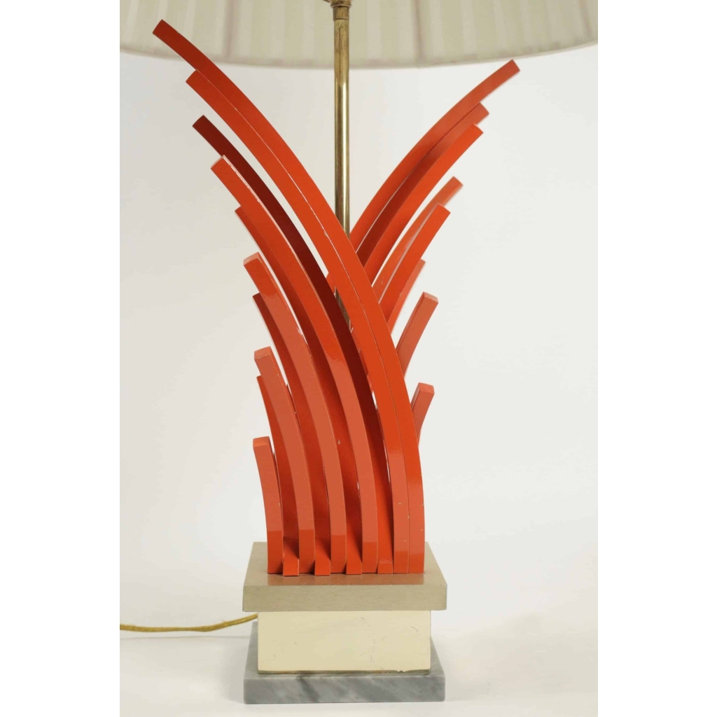 Très belle lampe en métal peint et doré, base en marbre, des années 1970. | Biron Très belle lampe en métal peint et doré, base en marbre, des années 1970.