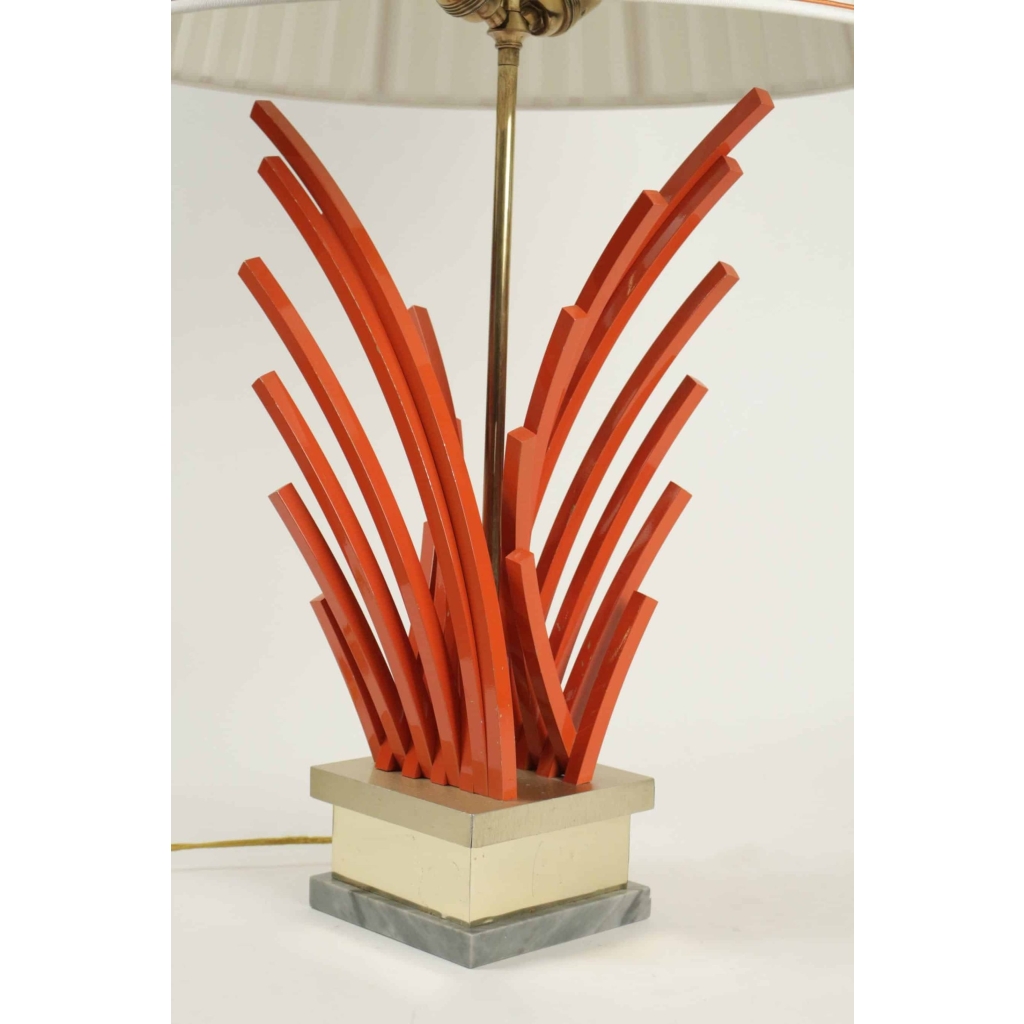 Très belle lampe en métal peint et doré, base en marbre, des années 1970. | Biron Très belle lampe en métal peint et doré, base en marbre, des années 1970.