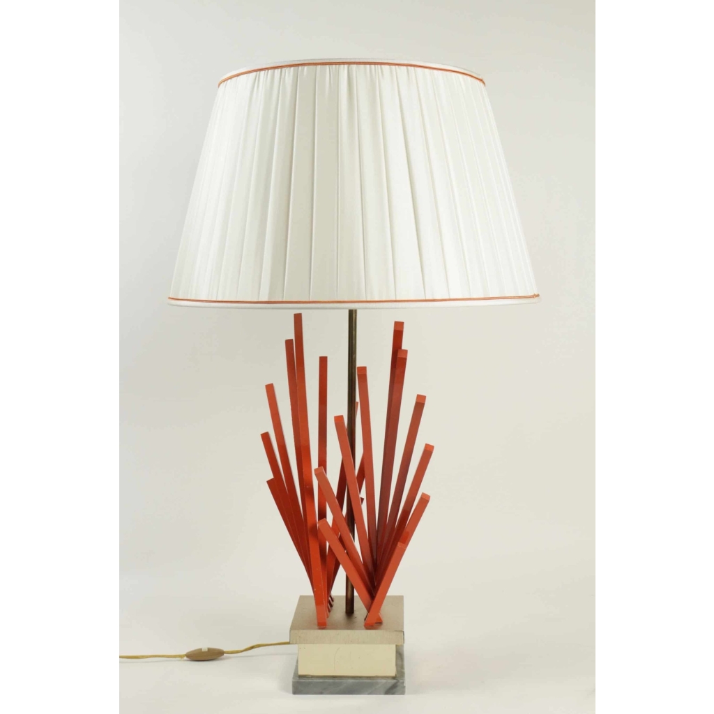 Très belle lampe en métal peint et doré, base en marbre, des années 1970. | Biron Très belle lampe en métal peint et doré, base en marbre, des années 1970.