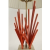 Très belle lampe en métal peint et doré, base en marbre, des années 1970. | Biron Très belle lampe en métal peint et doré, base en marbre, des années 1970.