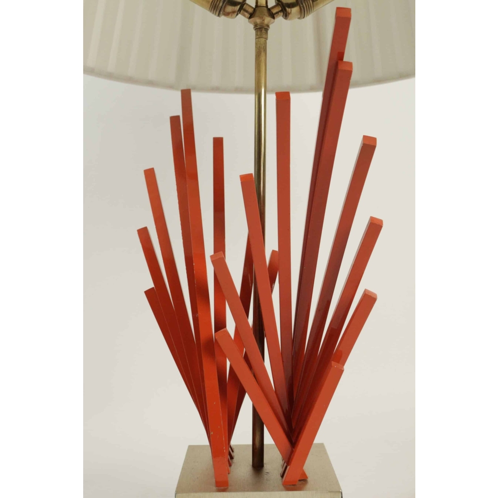 Très belle lampe en métal peint et doré, base en marbre, des années 1970. | Biron Très belle lampe en métal peint et doré, base en marbre, des années 1970.
