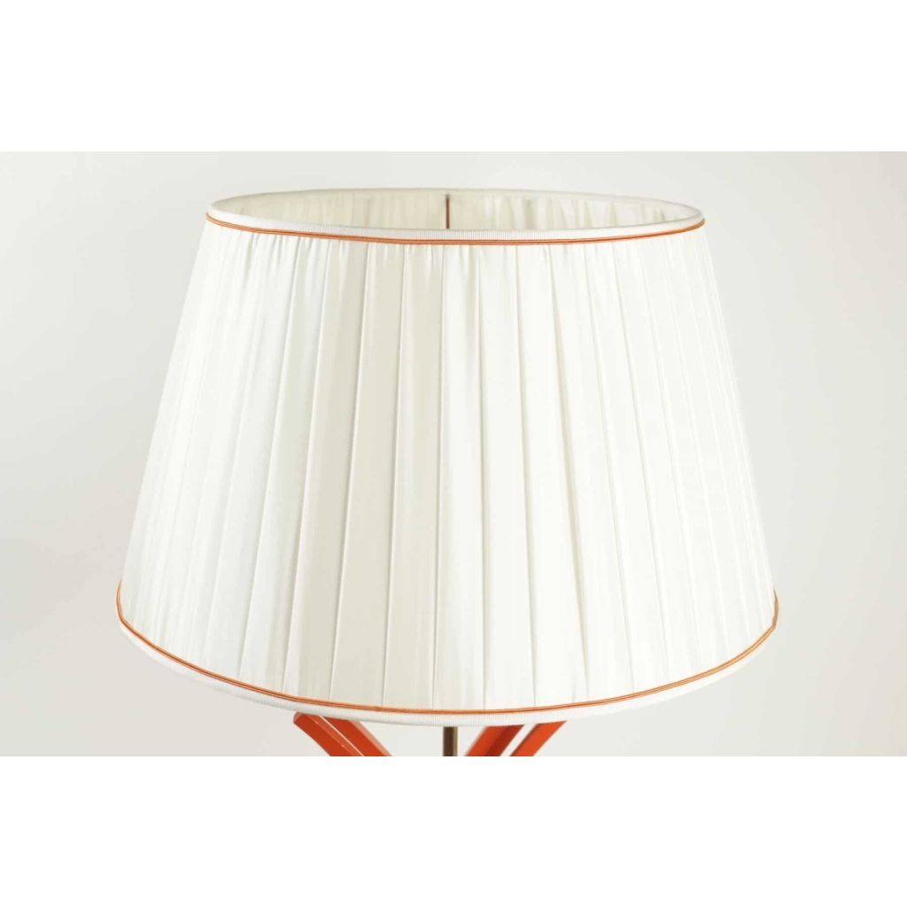 Très belle lampe en métal peint et doré, base en marbre, des années 1970. | Biron Très belle lampe en métal peint et doré, base en marbre, des années 1970.