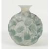 René lalique (1860-1945) Vase « Ormeaux » opalescent | Biron |||