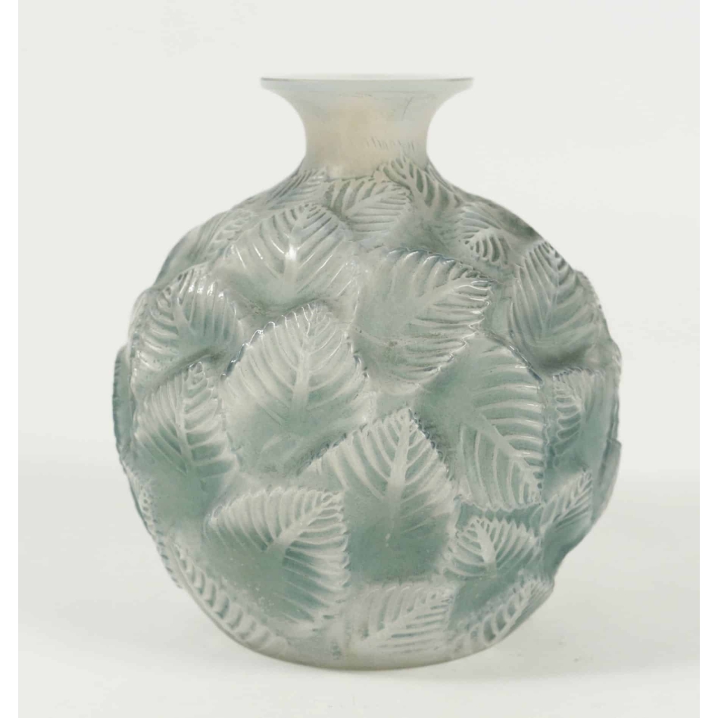 René lalique (1860-1945) Vase « Ormeaux » opalescent | Biron |||