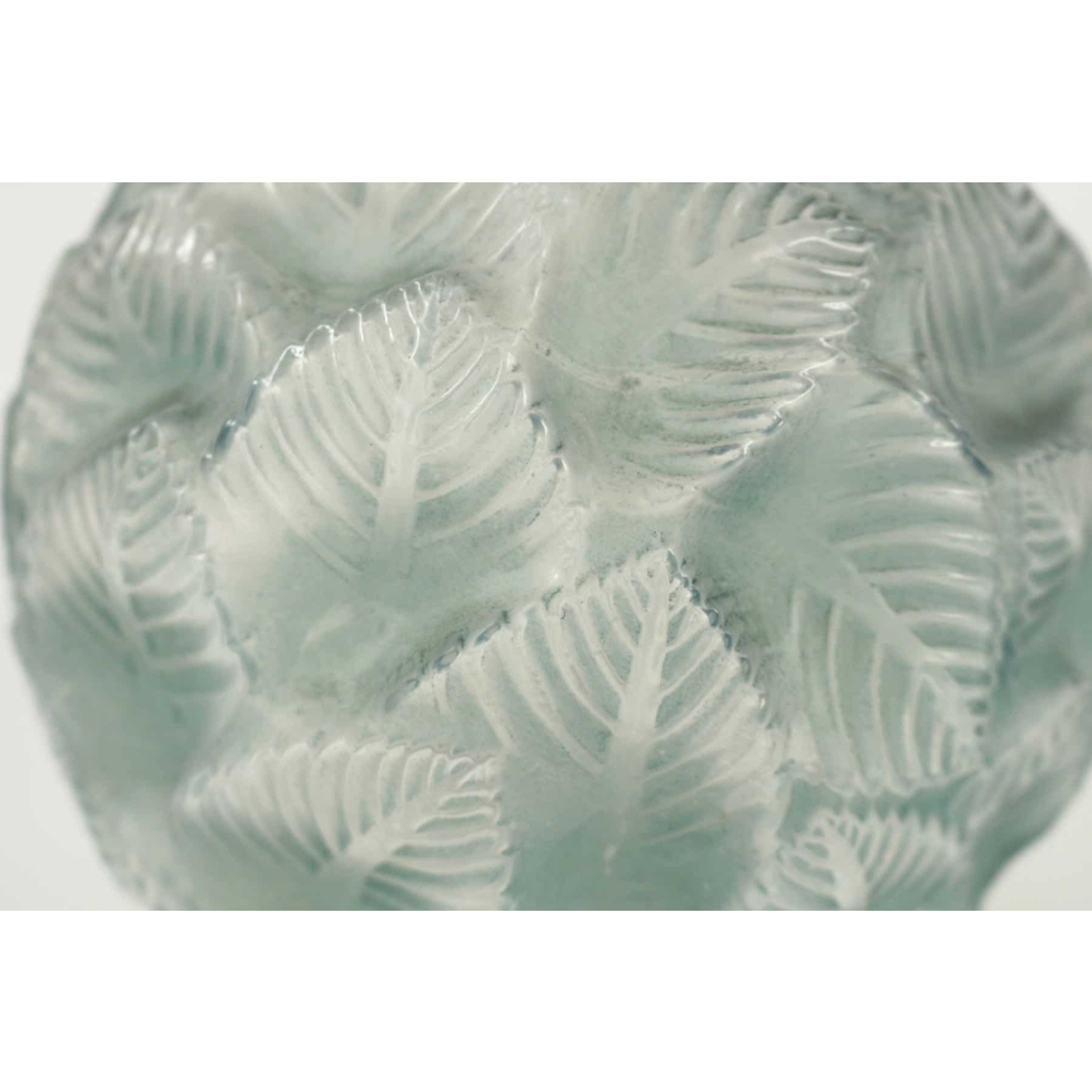 René lalique (1860-1945) Vase « Ormeaux » opalescent | Biron René lalique (1860-1945) Vase "Ormeaux " opalescent