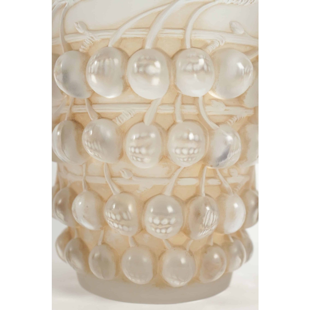 René Lalique (1860-1945) Vase « Montmorency » | Biron René Lalique (1860-1945) Vase "Montmorency"