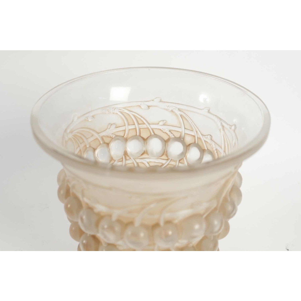 René Lalique (1860-1945) Vase « Montmorency » | Biron René Lalique (1860-1945) Vase "Montmorency"