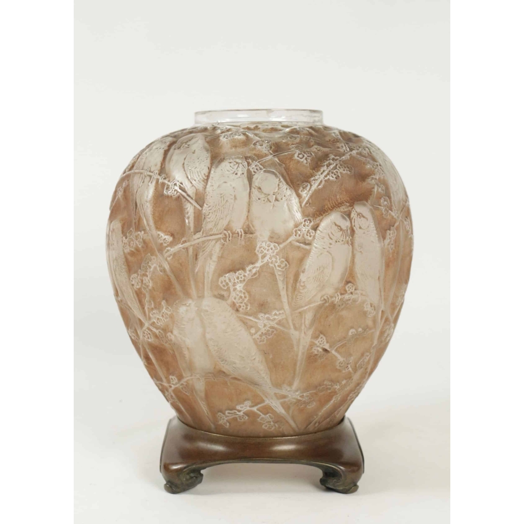 René Lalique (1860-1945) Vase « Perruche » patiné sienne et sa base en bronze | Biron ||||||