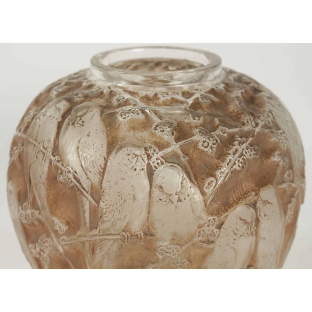 René Lalique (1860-1945) Vase « Perruche » patiné sienne et sa base en bronze | Biron René Lalique (1860-1945) Vase "Perruche" patiné sienne et sa base en bronze