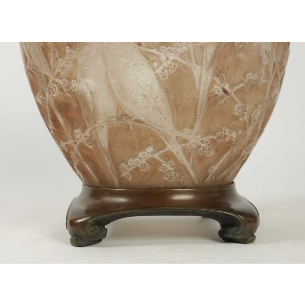 René Lalique (1860-1945) Vase « Perruche » patiné sienne et sa base en bronze | Biron René Lalique (1860-1945) Vase "Perruche" patiné sienne et sa base en bronze