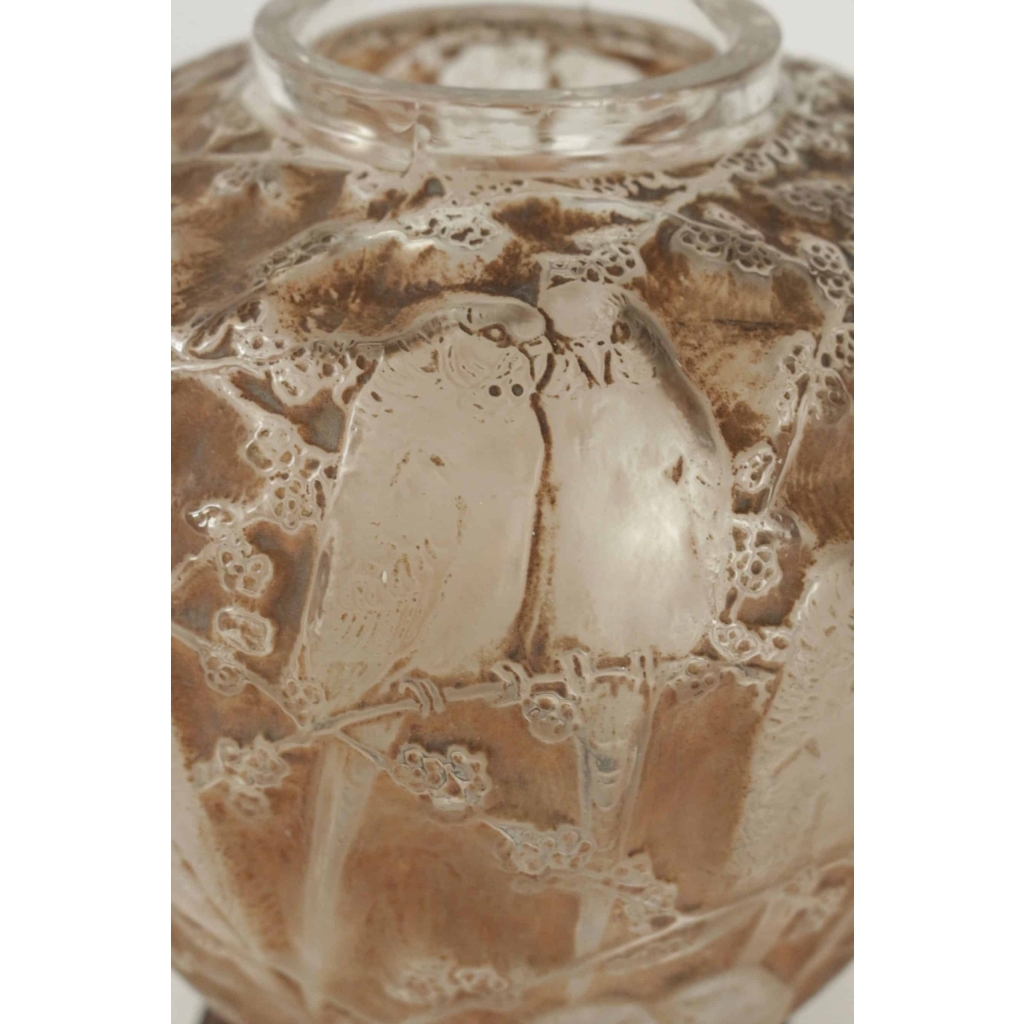 René Lalique (1860-1945) Vase « Perruche » patiné sienne et sa base en bronze | Biron René Lalique (1860-1945) Vase "Perruche" patiné sienne et sa base en bronze