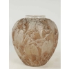 René Lalique (1860-1945) Vase « Perruche » patiné sienne et sa base en bronze | Biron René Lalique (1860-1945) Vase "Perruche" patiné sienne et sa base en bronze