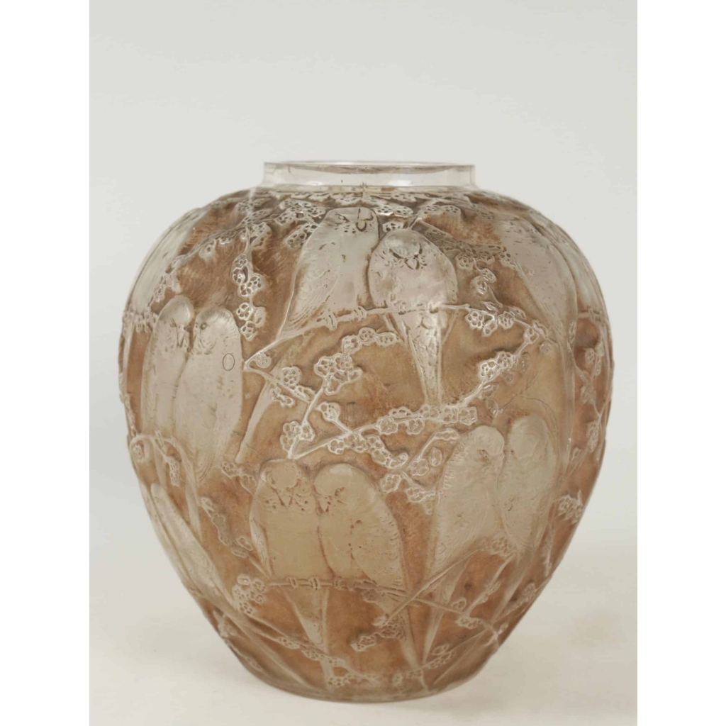 René Lalique (1860-1945) Vase « Perruche » patiné sienne et sa base en bronze | Biron René Lalique (1860-1945) Vase "Perruche" patiné sienne et sa base en bronze