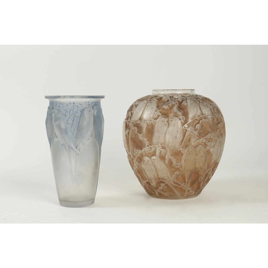 René Lalique (1860-1945) Vase « Perruche » patiné sienne et sa base en bronze | Biron René Lalique (1860-1945) Vase "Perruche" patiné sienne et sa base en bronze