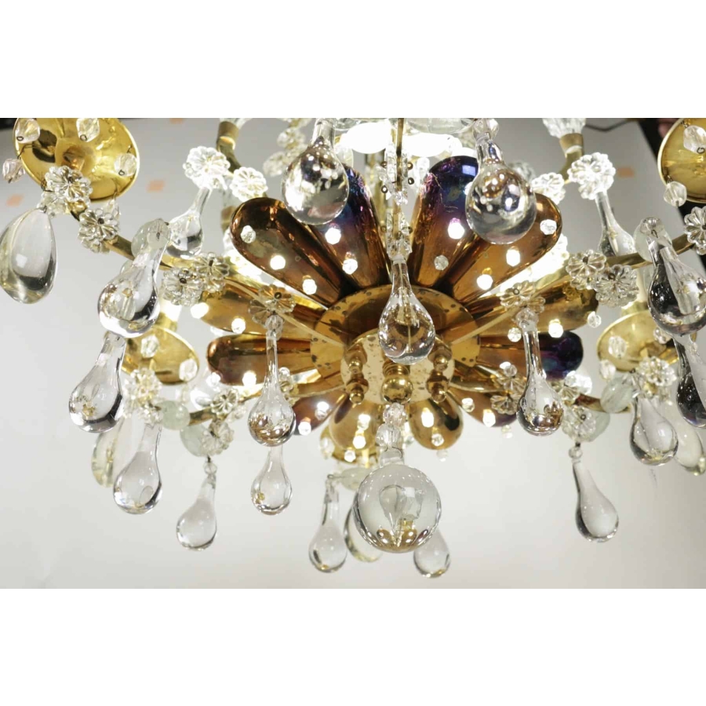 Lustre de style Louis XV en pampilles du XIXème siècle, très beau travail avec une lumière indirecte, 12 lumières. | Biron Lustre de style Louis XV en pampilles du XIXème siècle, très beau travail avec une lumière indirecte, 12 lumières.