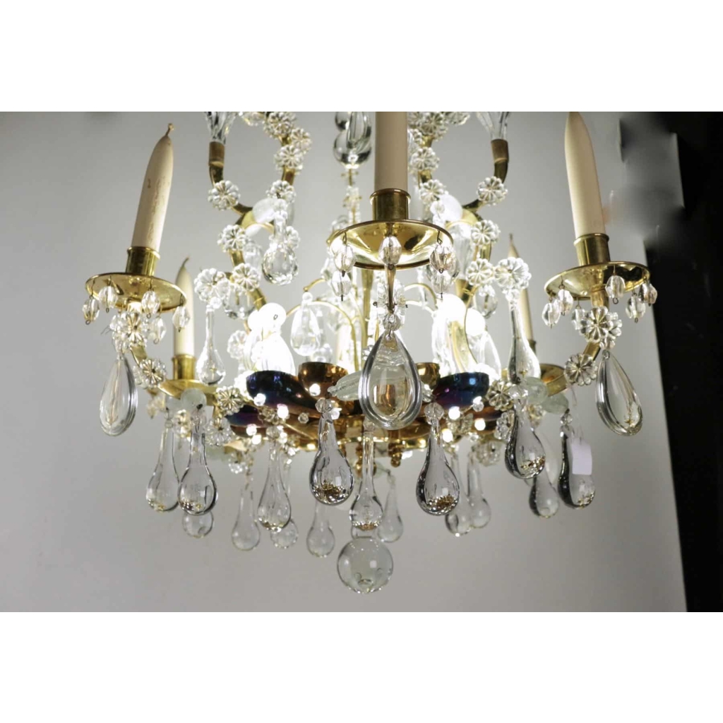 Lustre de style Louis XV en pampilles du XIXème siècle, très beau travail avec une lumière indirecte, 12 lumières. | Biron Lustre de style Louis XV en pampilles du XIXème siècle, très beau travail avec une lumière indirecte, 12 lumières.